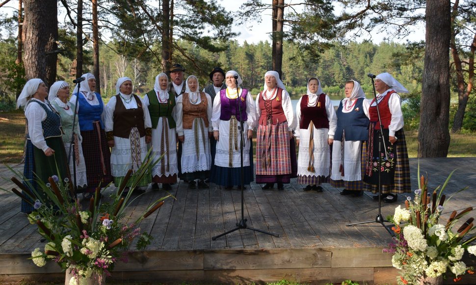 Festivalis „Subatėlės vakarėly...“: dainuoja Marcinkonių etnografinis ansamblis