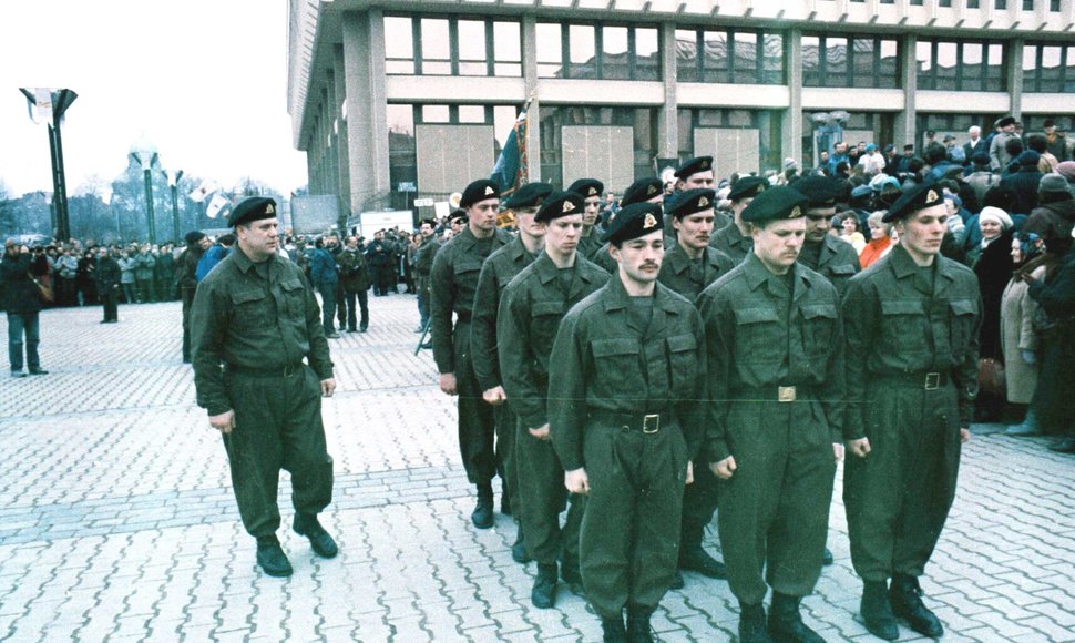  1991 m. sujungus Atskirąją apsaugos ir Garbės sargybos kuopas suformuotas Mokomasis junginys. Nuotraukoje – su vadu Česlovu Jezersku.