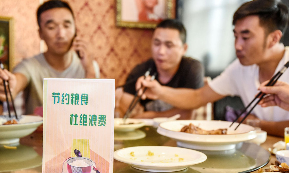 Kinai raginami valgant ne namuose užsisakinėti mažiau maisto, kad mažėtų atliekų