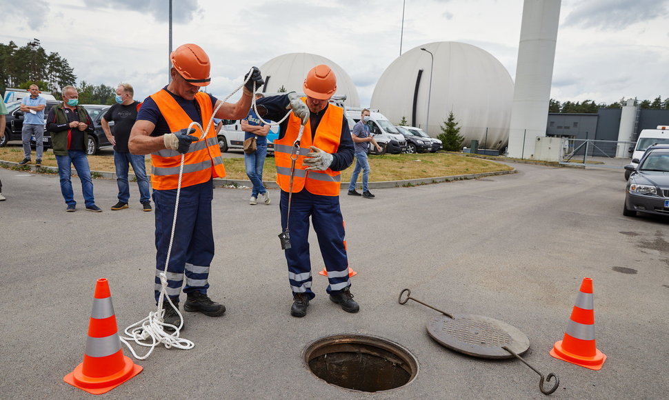 „Vilniaus vandenų“ darbuotojams – saugos bei gelbėjimo įrangos naudojimo mokymai