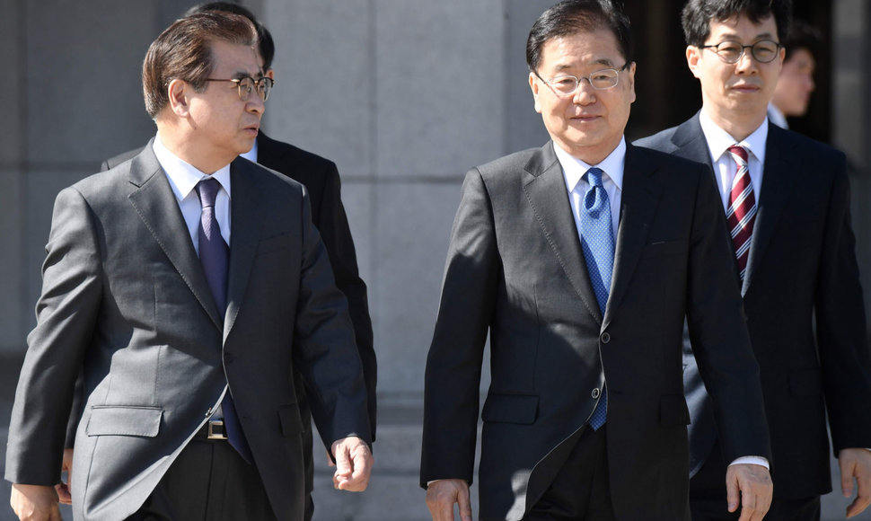 Pietų Korėjos žvalgybos vadas Suh Hoonas ir patarėjas nacionalinio saugumo klausimais Chung Eui-yongas