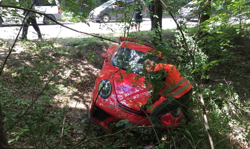 Antakalnyje, Šilo g., nuo kelio nuskriejo nesuvaldytas „Porsche“, prieš tai atsitrenkęs į VW.