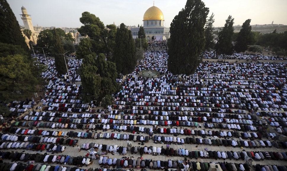 Palestiniečiai meldžiasi Jeruzalėje