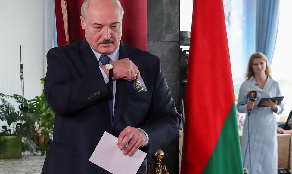 Aliaksandras Lukašenka balsuoja