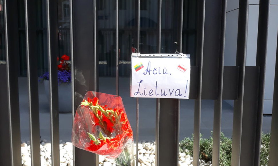 Prie Lietuvos ambasados Maskvoje – Baltarusijos vėliava ir žodis „ačiū“