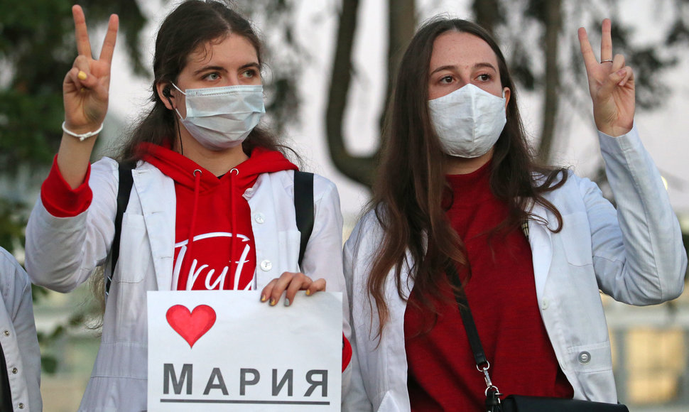 Protestuotojos Minske palaiko Koordinacinės tarybos prezidiumo narę Maryją Kalesnikavą