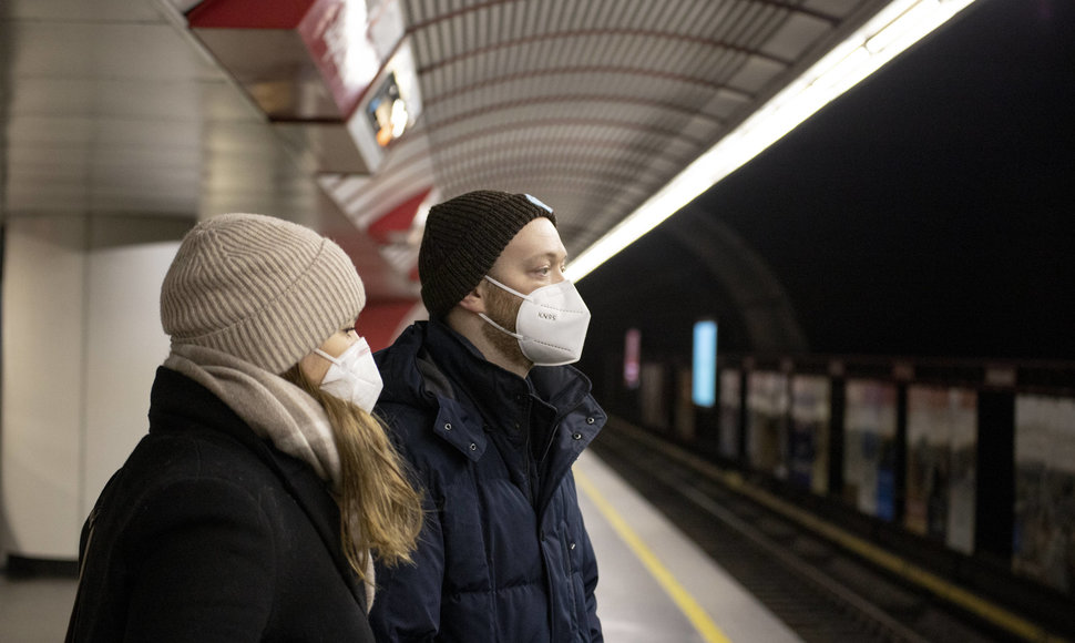 Žmonės su FFP2 tipo respiratoriais