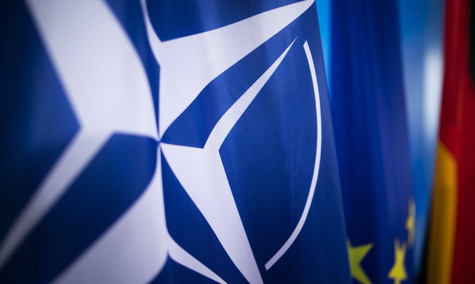 NATO vėliava