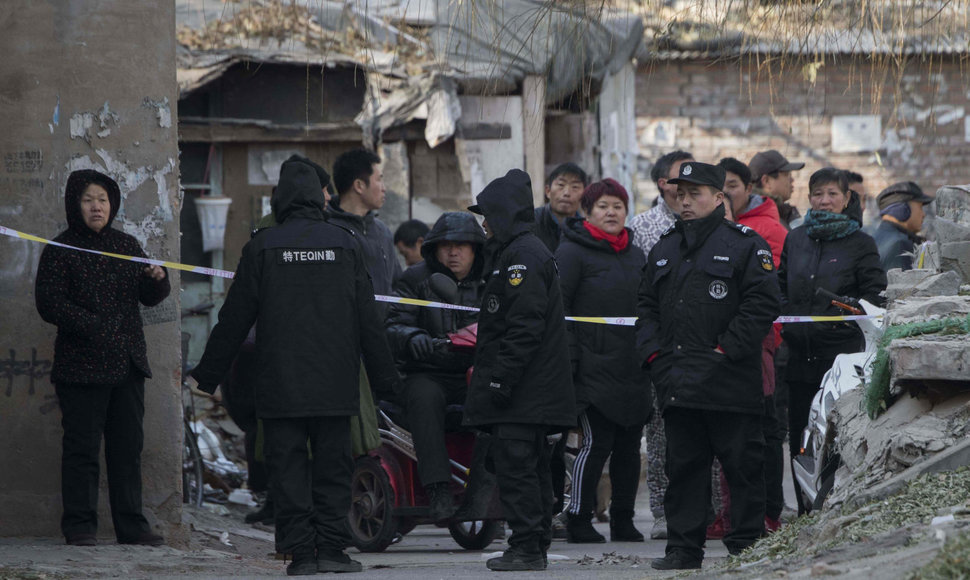 Apsaugos darbuotojai nuo gaisro nukentėjusiame Pekino rajone