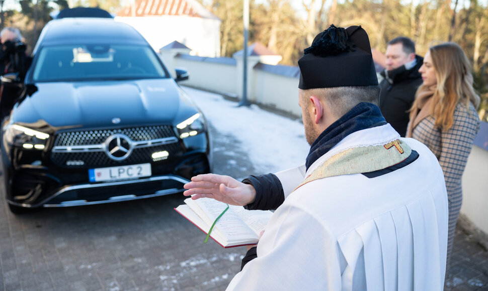  Pristatytas ir pa&scaron;ventintas inovatyviausias Lietuvoje katafalkas-visureigis