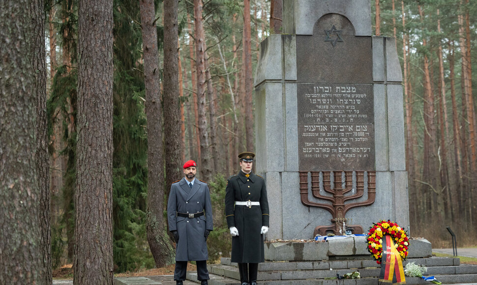 Vainikų padėjimo ceremonija Panerių memoriale