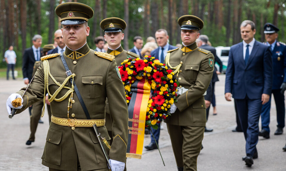 Ministras Pirmininkas su Vokietijos Prezidentu Franku Walteriu Steinmeieriu pagerbė Holokausto aukas Panerių memoriale