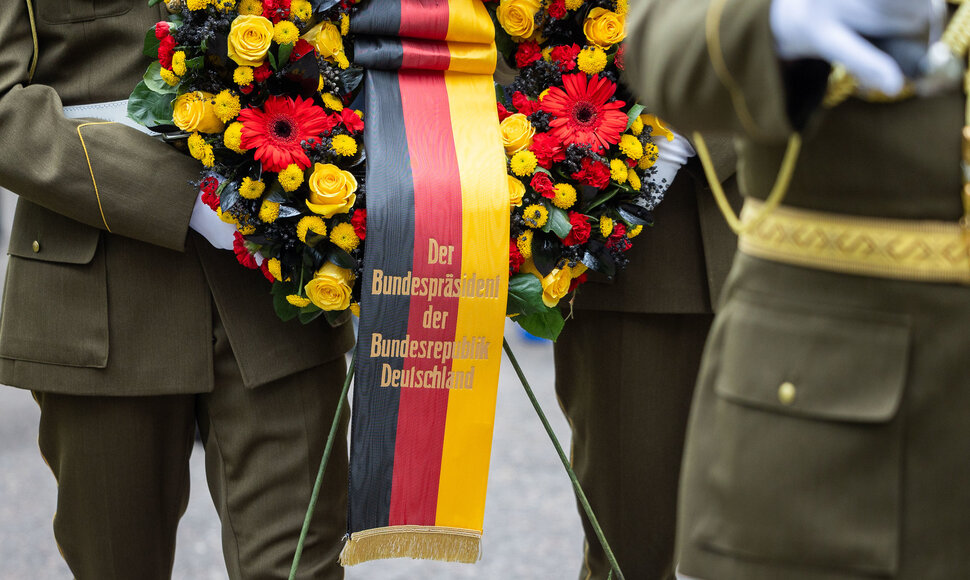 Ministras Pirmininkas su Vokietijos Prezidentu Franku Walteriu Steinmeieriu pagerbė Holokausto aukas Panerių memoriale