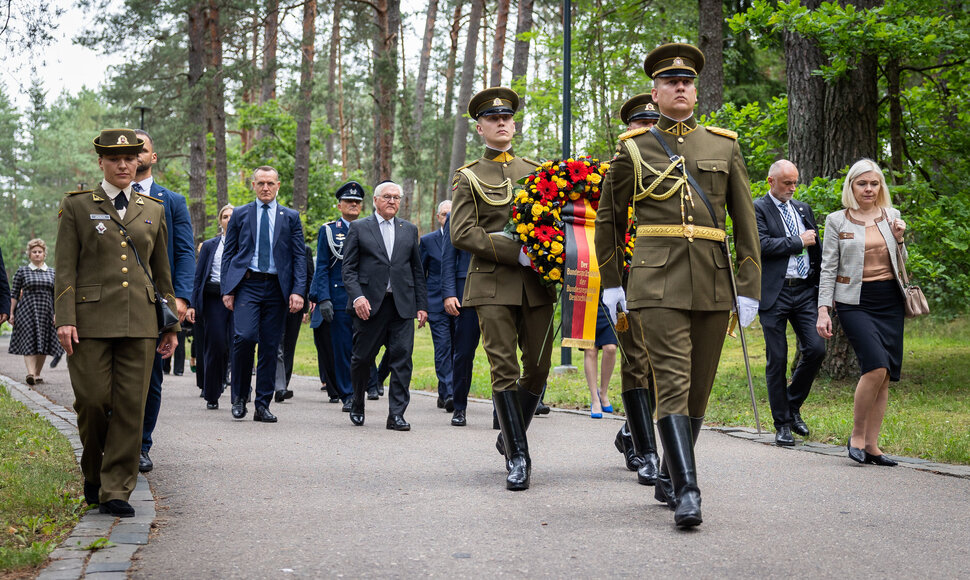 Ministras Pirmininkas su Vokietijos Prezidentu Franku Walteriu Steinmeieriu pagerbė Holokausto aukas Panerių memoriale