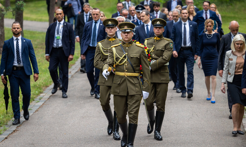 Ministras Pirmininkas su Vokietijos Prezidentu Franku Walteriu Steinmeieriu pagerbė Holokausto aukas Panerių memoriale
