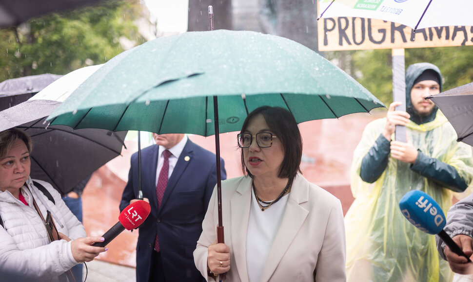 Abiturientų protesto akcija &bdquo;&Scaron;vietimas &ndash; ne eksperimentas&ldquo;