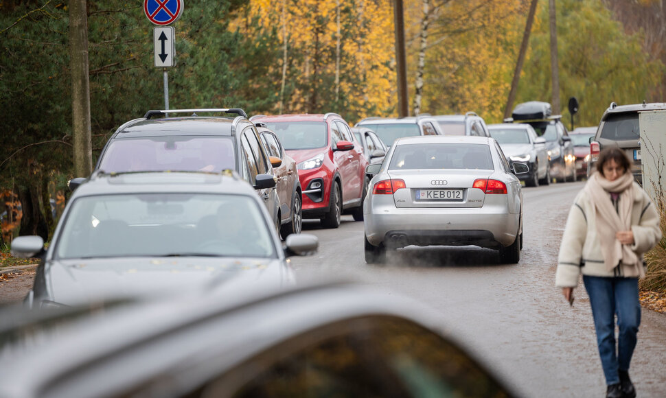 Automobilių spūstys prie Vilniaus kapinių
