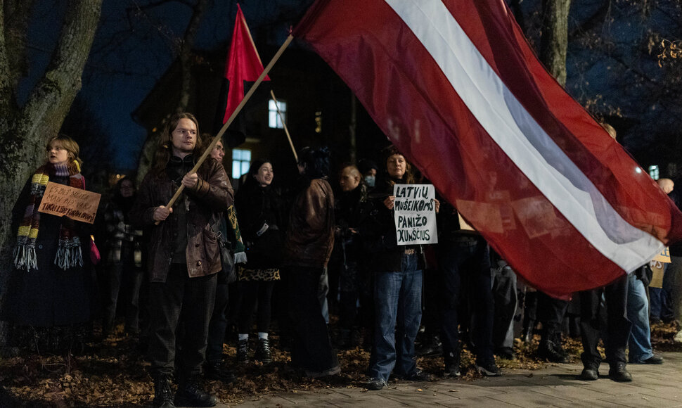 Prie Latvijos ambasados vyko akcija kviečianti solidarizuotis su Latvijos moterimis