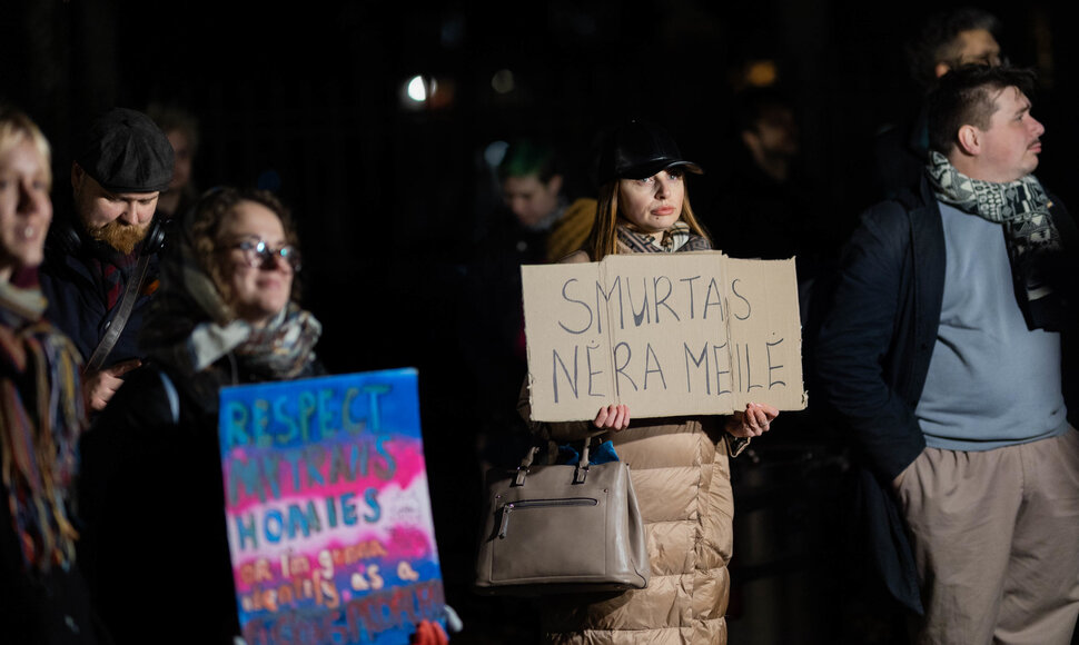 Prie Latvijos ambasados vyko akcija kviečianti solidarizuotis su Latvijos moterimis