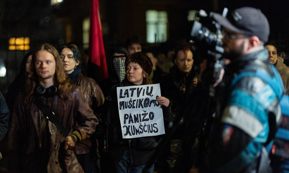 Prie Latvijos ambasados vyko akcija kviečianti solidarizuotis su Latvijos moterimis