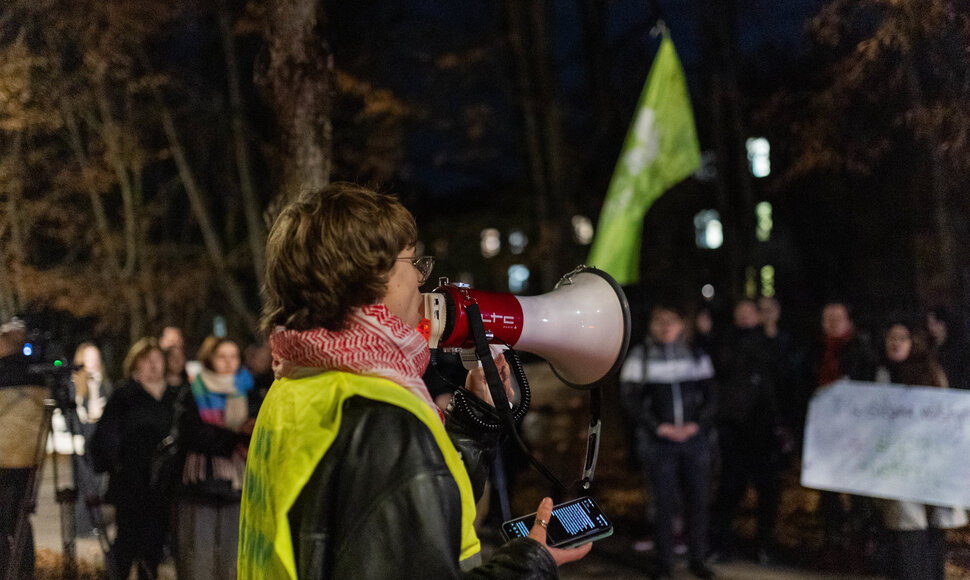 Prie Latvijos ambasados vyko akcija kviečianti solidarizuotis su Latvijos moterimis