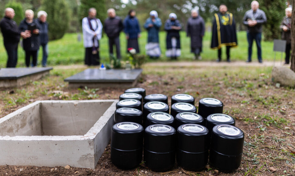 Karveli&scaron;kių kapinėse&nbsp;vyko 17-os vieni&scaron;ų asmenų laidotuvės