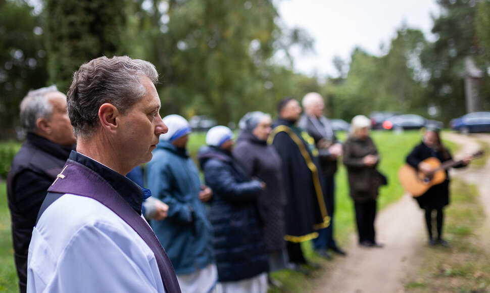Karveli&scaron;kių kapinėse&nbsp;vyko 17-os vieni&scaron;ų asmenų laidotuvės