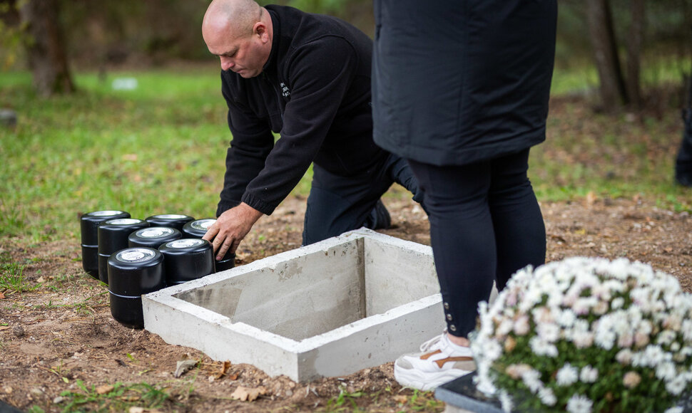 Karveli&scaron;kių kapinėse&nbsp;vyko 17-os vieni&scaron;ų asmenų laidotuvės