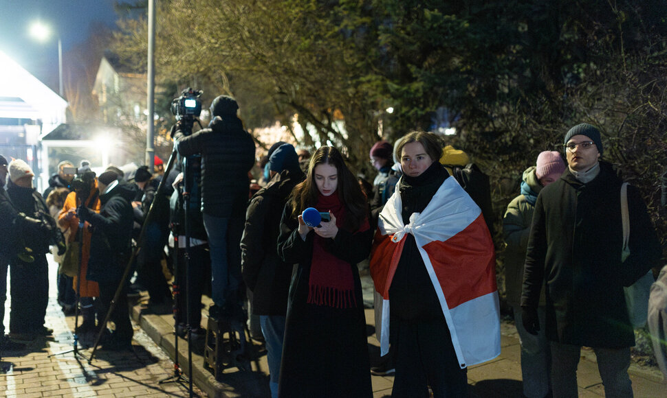 Prie JAV ambasados atvežti paleisti Baltarusijos politiniai kaliniai