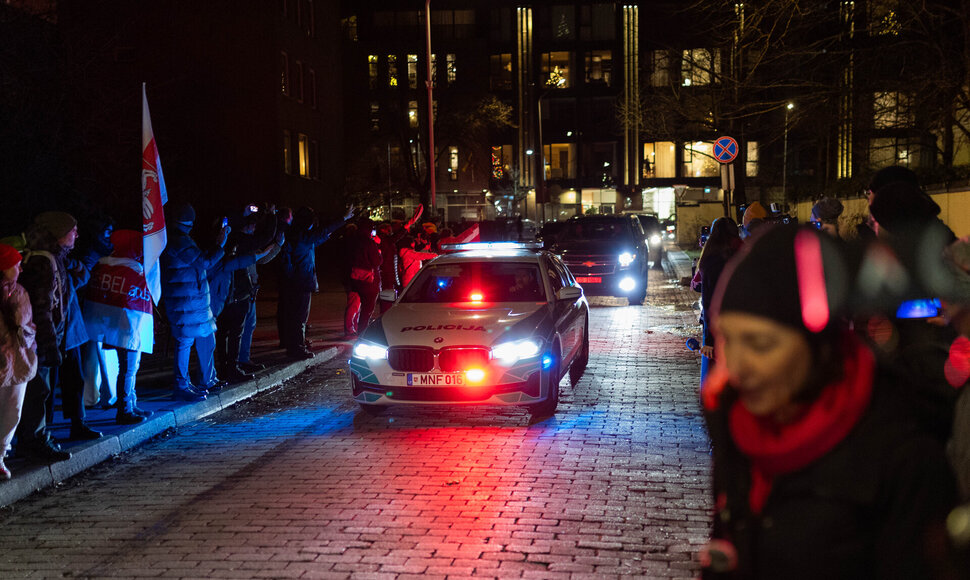 Prie JAV ambasados atvežti paleisti Baltarusijos politiniai kaliniai