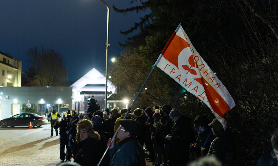 Prie JAV ambasados atvežti paleisti Baltarusijos politiniai kaliniai