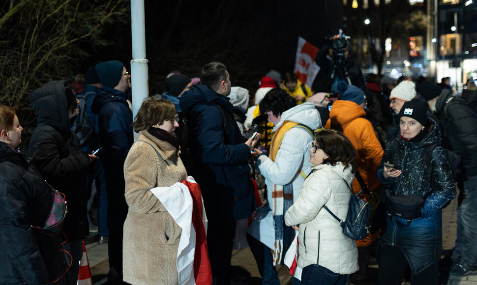 Prie JAV ambasados atvežti paleisti Baltarusijos politiniai kaliniai