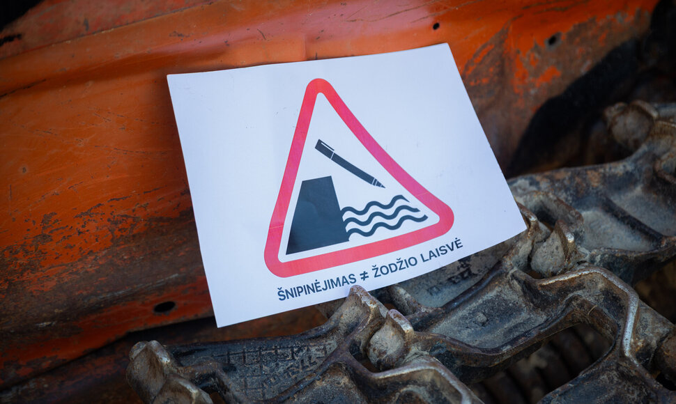 Užra&scaron;as ant buldozerio prie Seimo