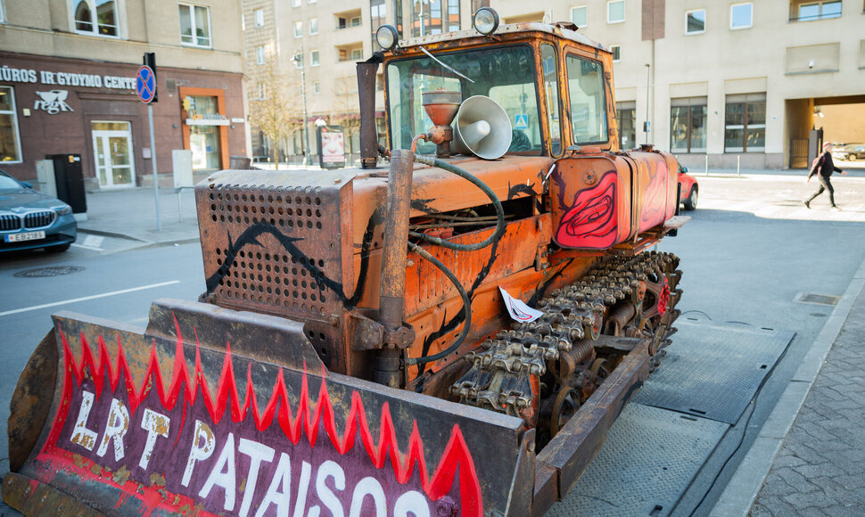 Užrašas ant buldozerio prie Seimo