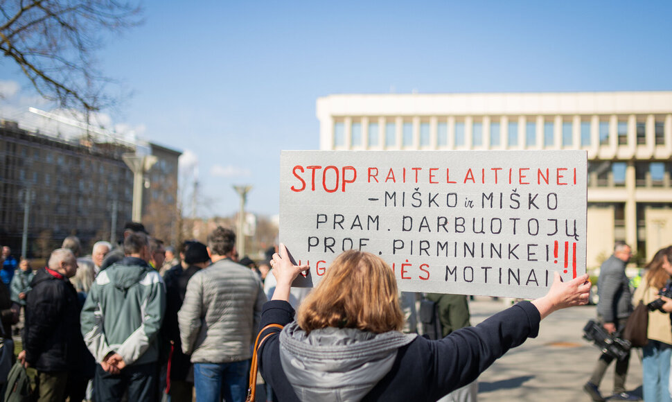 Mitingas Nepriklausomybės aik&scaron;tėje dėl planuojamo karinio poligono steigimo Kapčiamiesčio girios teritorijoje