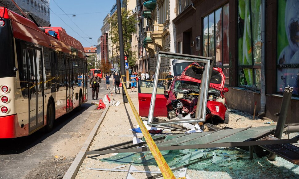 Toyota Prius įvažiavo į stotelę