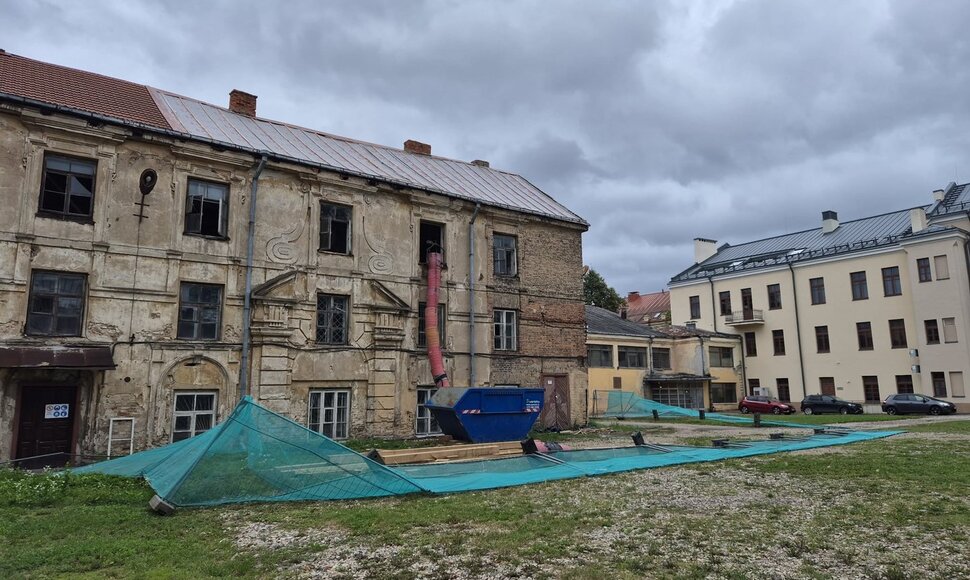 Stiprus vėjas Vilniuje varto daiktus