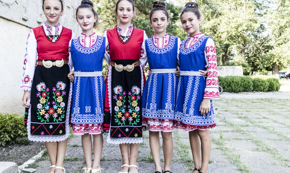 Moldavės, pasidabinusios tradiciniais rūbais
