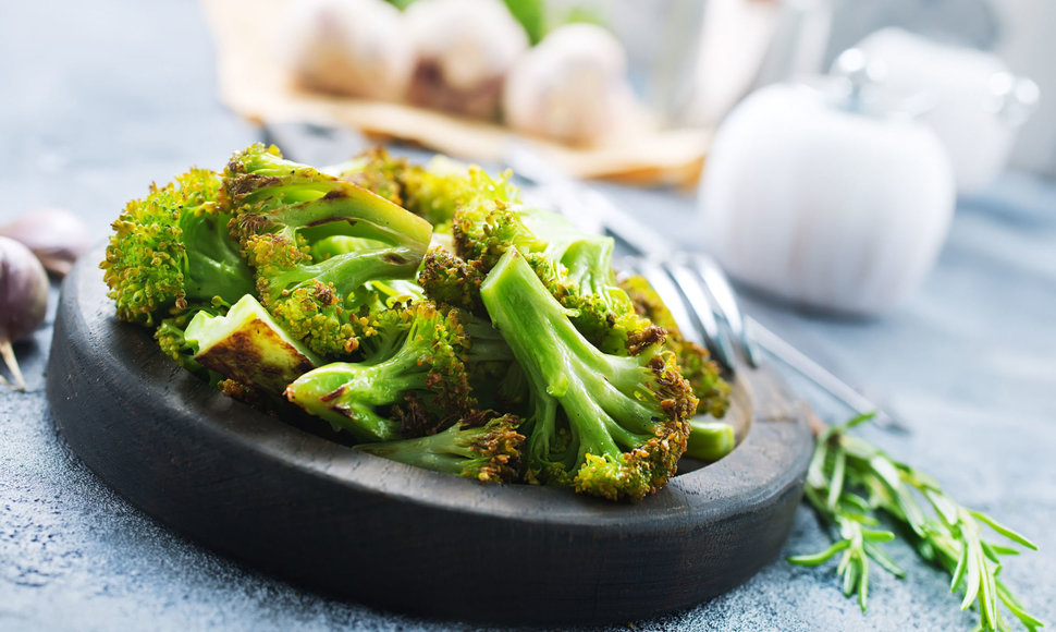Grilyje kepti brokoliai