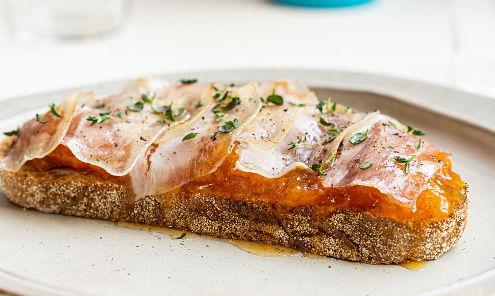 DMV sourdough duona, naminė abrikosų uogienė, lašiniai