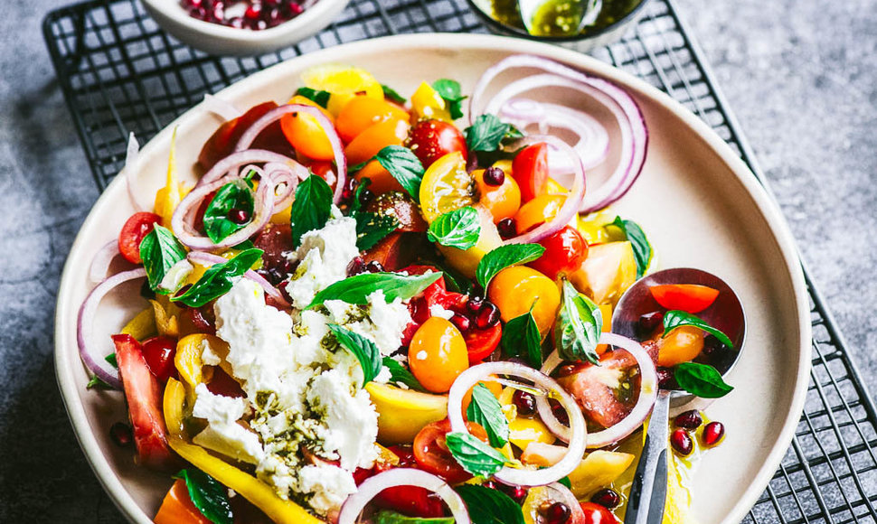 Pomidorų salotos su zaataru, feta ir granatų sėklomis