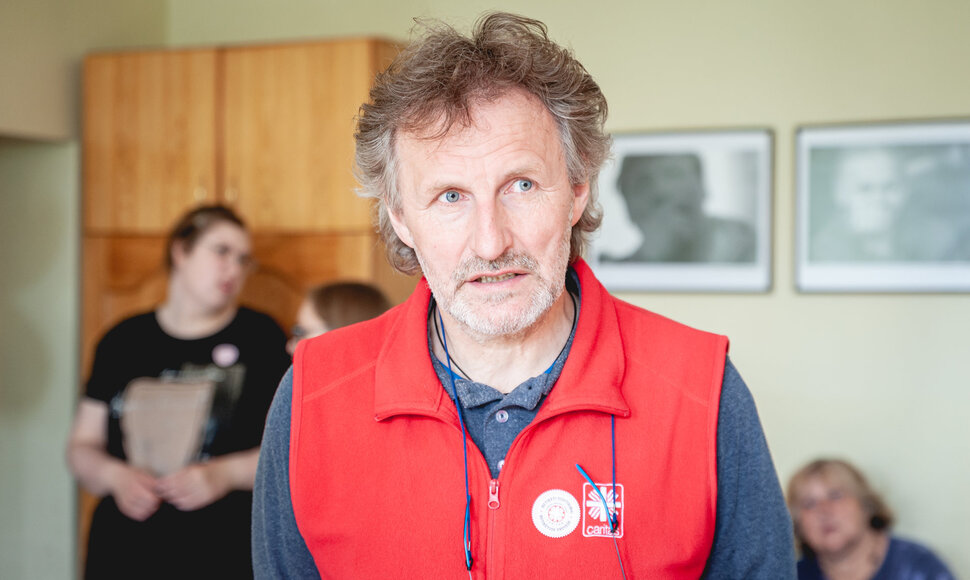 Arūnas Kučikas Carito centre patiriantiems benamystę ir vieni&scaron;umą