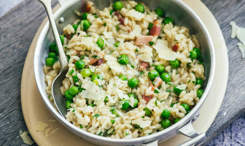 Risotto su žirneliais ir &scaron;onine