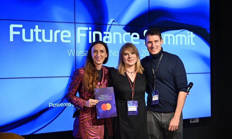 Erika Maslauskaitė su „Fintech & Innovation Challenge“ komisijos nare ir vienu iš konkurso dalyvių