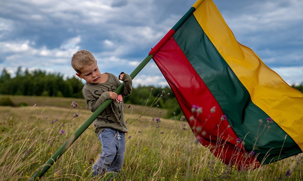 Parduotuvės viršelis, kuriame Molėtų rajono ūkininkės Vaidos Jateikės sūnus Adas. 