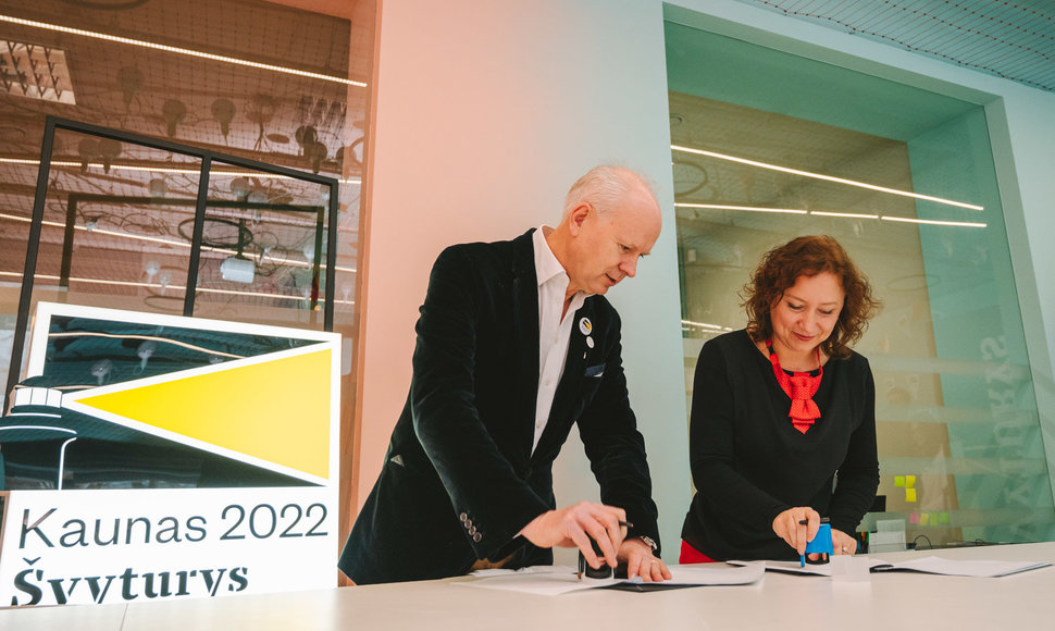 „Kaunas 2022” vadovė Virginija Vitkienė ir „Švyturys-Utenos alaus“ vadovas Rolandas Viršilas pasirašo bendradarbiavimo sutartį.