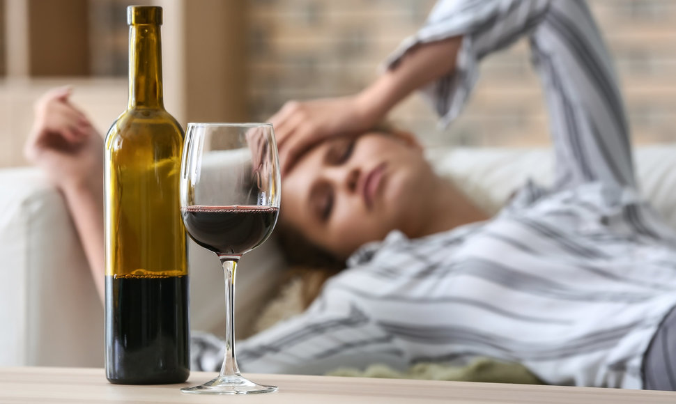Priklausomybė nuo alkoholio: ar moterys greičiau pripranta ir patiria didesnę jo žalą?