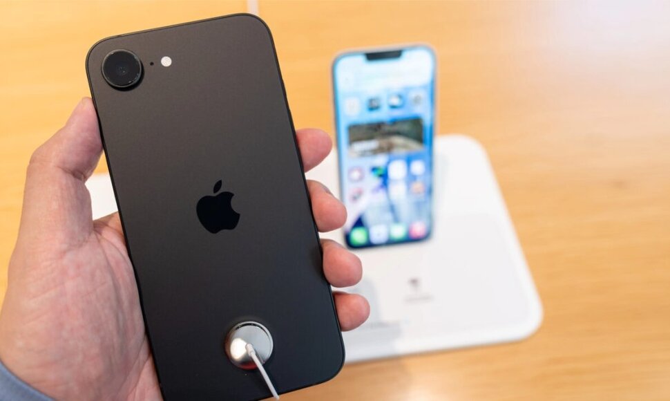 Naujausias &bdquo;Apple&ldquo; 2025 m. telefonas &bdquo;iPhone 16e&ldquo; &ndash; galingas &bdquo;iPhone 16&ldquo; &scaron;eimos narys