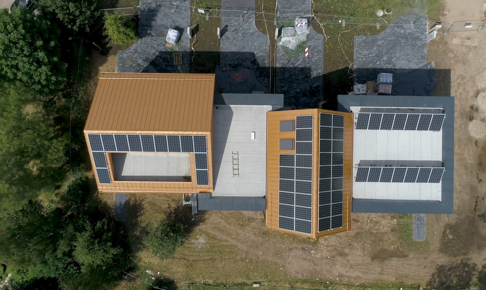 „Aeronamų“ stogas su „Solet“ saulės elementų jėgaine