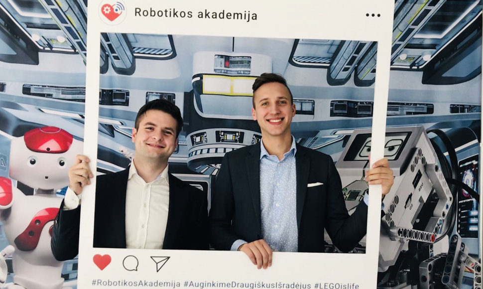 „Robotikos akademijos“ bendrasavininkai Kristijonas Vasiliauskas ir Džiukas Lukas Eidukas 